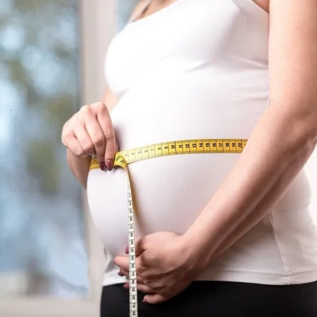 صورة لامرأة حامل تقيس محيط بطنها