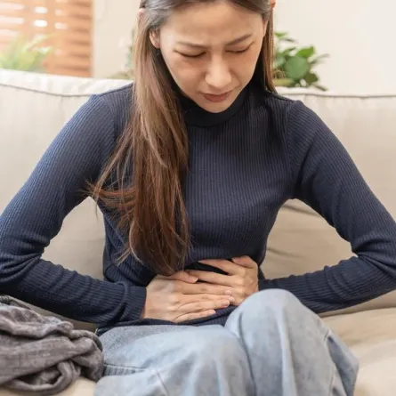 فتاة تعاني من التسمم الغذائي -المصدر: pexels