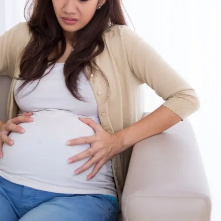 صورة لامرأة حامل تعاني من ألم بالمعدة