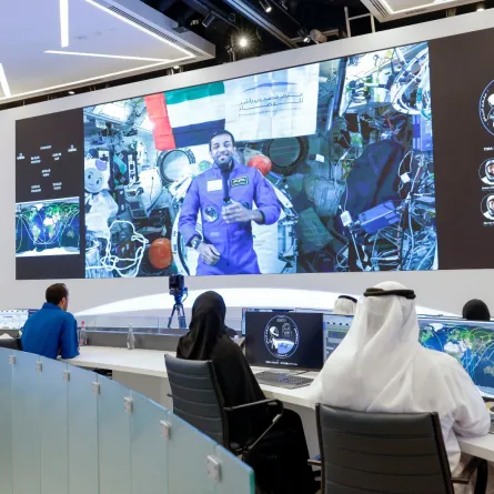 الشيخ محمد آل مكتوم خلال حديثه مع سلطان النيادي. الصورة من الحساب الرسمي للشيخ محمد آل مكتوم على تويتر