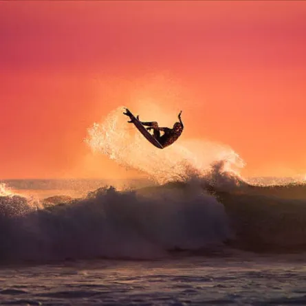 شركة ألمانية تنشئ أكبر موجة اصطناعية في العالم لراكبي الأمواج