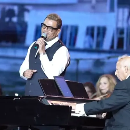 عمرو دياب من حفل ليلة ذكريات الموسيقار هاني شنودة - سكرين شوت من مقطع فيديو على صفحة الهيئة العامة للترفيه