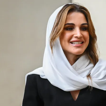 بالفيديو: الملكة رانيا تشارك حفل حناء الأميرة إيمان وهذا ما قالته لابنتها