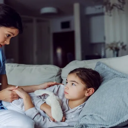 صورة لممرضة تعتني بطفلة مريضة