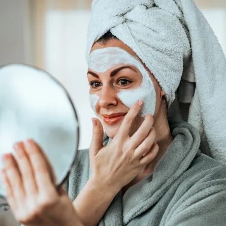 صورة لامرأة تضع الماسك على وجهها