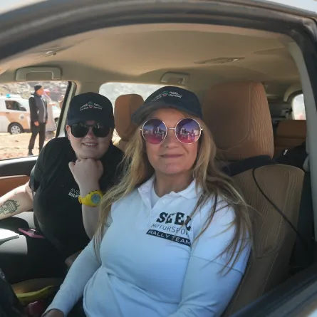 تظهر الصورة لقطات من سباق رالي جميل