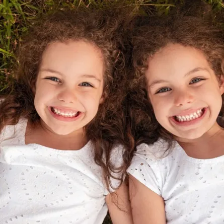 صورة لتوأم بنات