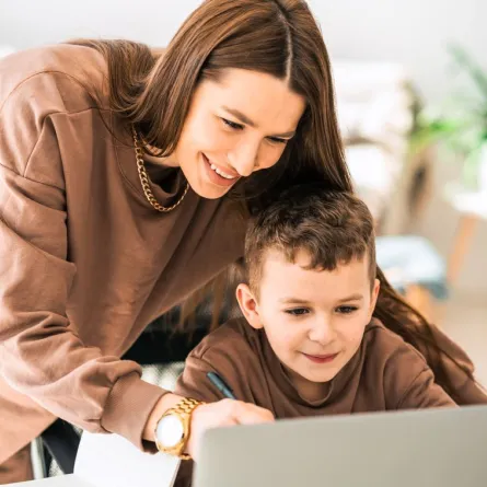 صورة أم تعلم طفلها