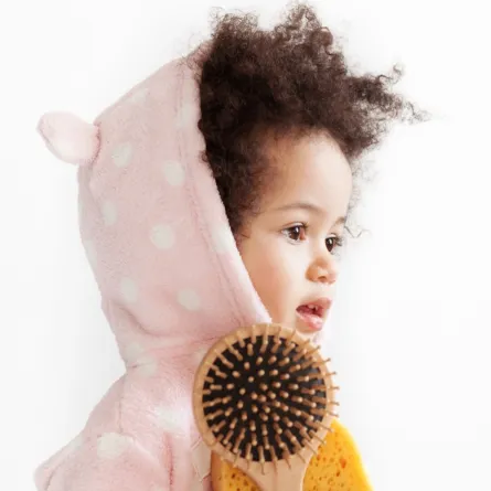 صورة لطفل بشعر كثيف