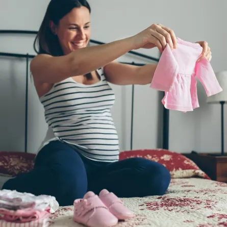 صورة لحامل تعد حقيبة الولادة