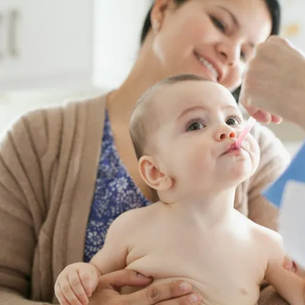 صورة لطفل يتناول علاجاً للمغص