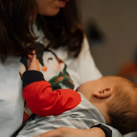 صورة لأم ترضع مولودها