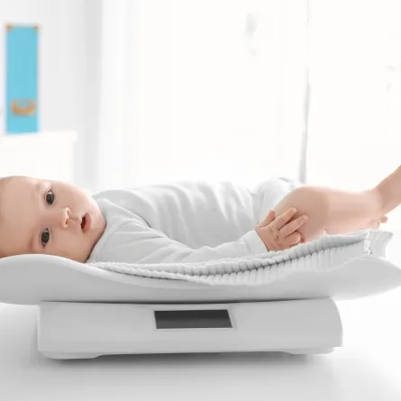 صورة لطفل على الميزان