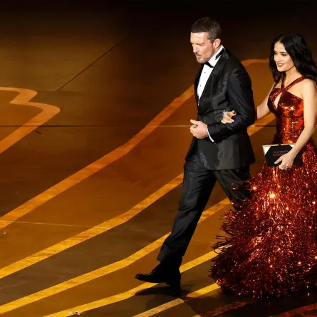 HOLLYWOOD, CALIFORNIA - MARCH 12: (L-R) Antonio Banderas and Salma Hayek walk onstage during the 95th Annual Academy Awards at Dolby Theatre on March 12, 2023 in Hollywood, California. Kevin Winter/Getty Images/AFP KEVIN WINTER / GETTY IMAGES NORTH AMERICA / Getty Images via AFP