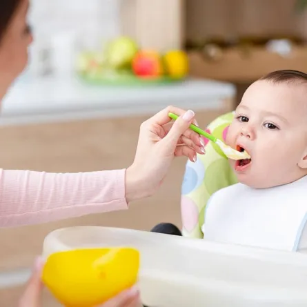 صورة لأم تطعم طفلها