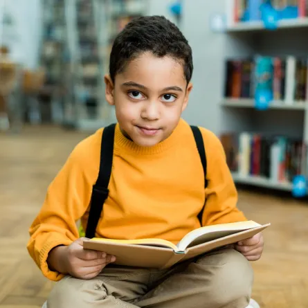 صورة لطفل يقرأ كتاب