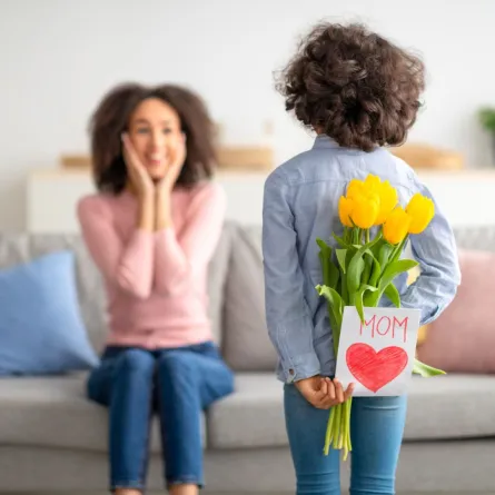 صورة لطفل يهدي أمه في يوم الأم