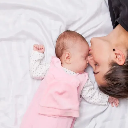 صورة لأم نائمة مع طفلها الرضيع