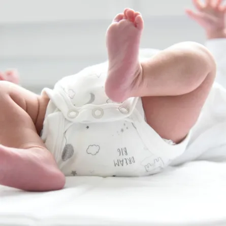 صورة لرضيع يرتدي الحفاض