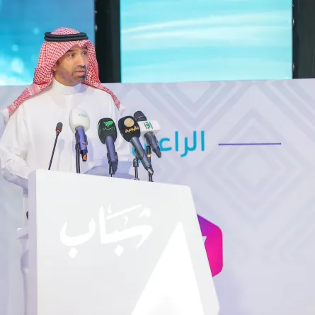 وزير الموارد البشرية خلال إلقاء كلمته. الصورة من الحساب الرسمي لوزير الموارد البشرية على تويتر