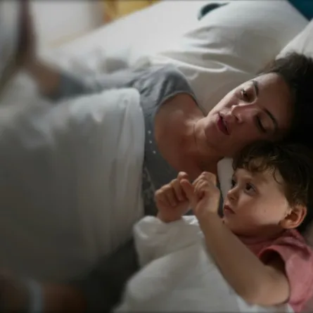 صورة أم تقرأ لطفلها