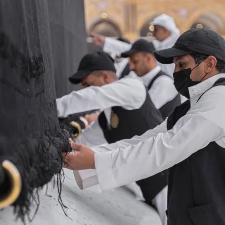 صيانة كسوة الكعبة المشرفة. الصورة من الرئاسة العامة لشؤون الحرمين