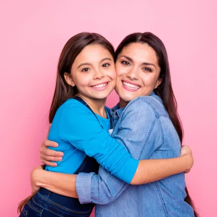 صورة لفتاة تضم أمها