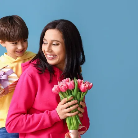 صورة لطفل يقدم هدية لوالدته