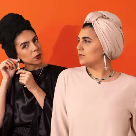 المصممتان سهيلة وندى الشيخ: مجوهراتنا تعطينا إحساساً بالقوة