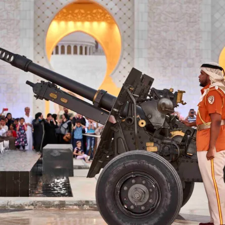  ستتواجد مدافع الإفطار في مدينة أبوظبي ومدينة العين ومدينة الظفرة ورأس الخيمة وأم قوين. الصورة من حساب وزارة الدفاع على تويتر