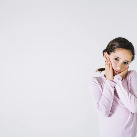 صورة لطفلة تعاني من ألم الأسنان