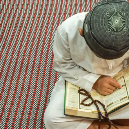 صورة لطفل يقرا القرآن