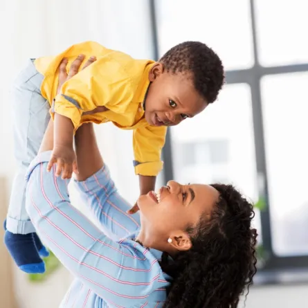 صورة لأم تتواصل مع طفلها