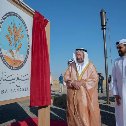 إزاحة الستار للإعلان عن هوية وشعار مؤسسة الشارقة للإنتاج الزراعي والحيواني "سبع سنابل". الصورة من مكتب الشارقة الإعلامي