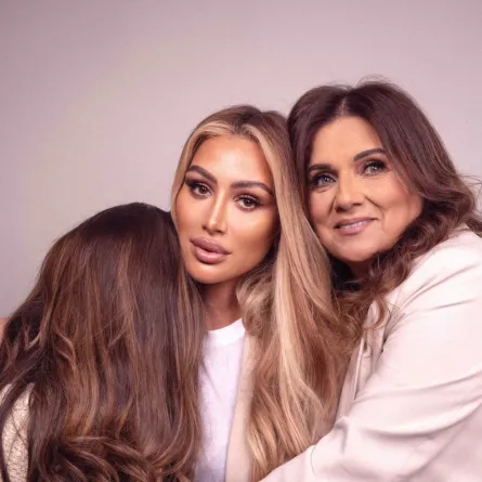 مايا دياب بأحدث صورة مع والدتها - الصورة من صفحة مايا دياب على الفيس بوك