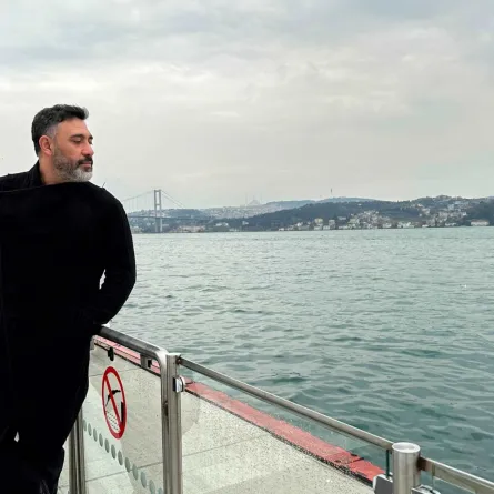 عمرو مصطفى - الصورة من صفحته الرسمية على الفيس بوك