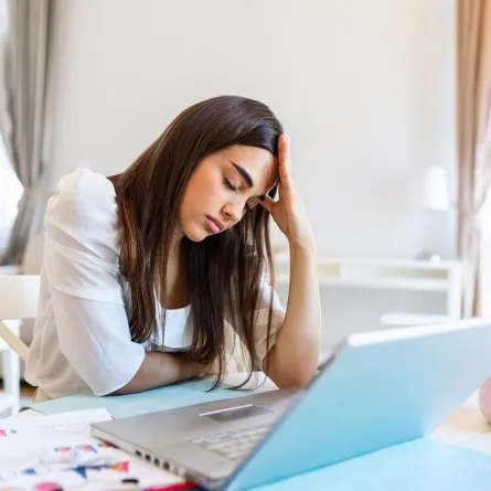 صورة لامرأة تشعر بالتعب