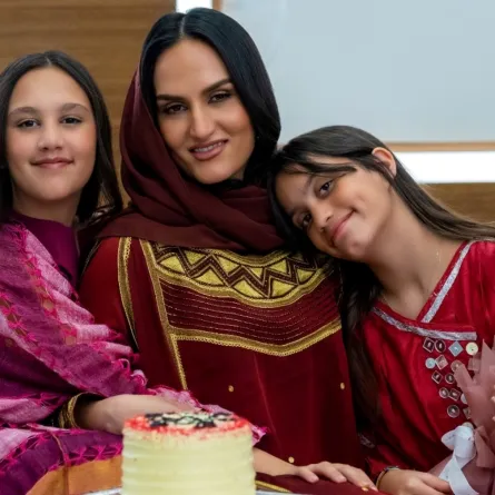 المهندسة نورا سليمان وابنتيها ليلى وآية