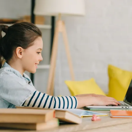 صورة لطفلة تدرس