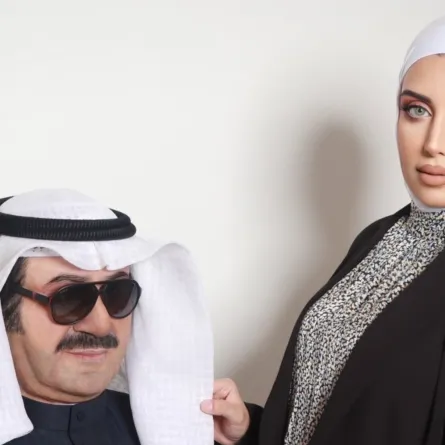 ابتهال ابل مع منحوته التي صنعتها للراحل عبد الحسين عبد الرضا