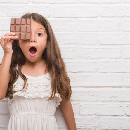 صورة لطفلة تحمل شوكولاتة