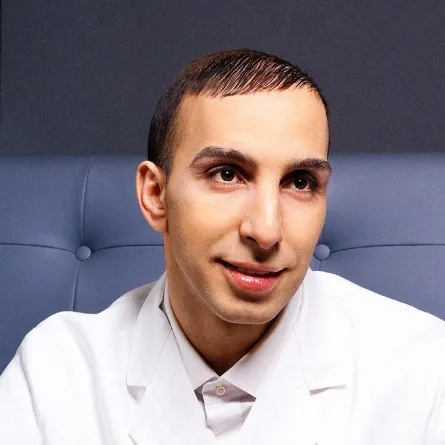 المصمم عزيز بكاوي