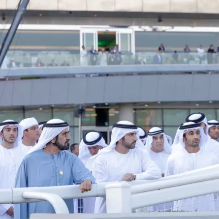 الشيخ محمد والشيخ حمدان أثناء حضورهما السباق. الصورة من مكتب دبي الإعلامي