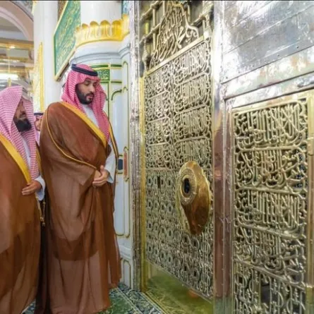 أدى الأمير محمد بن سلمان الصلاة في الروضة الشريفة، وتشرف بالسلام على رسول الله _صلى الله عليه وسلم_، وعلى صاحبيه رضوان الله عليهما. الصورة من وكالة شؤون المسجد النبوي على تويتر