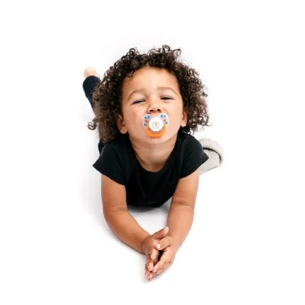 صورة لطفل يستمتع باللهاية رغم أضرارها 