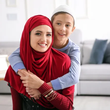 صورة لطفل وأمه