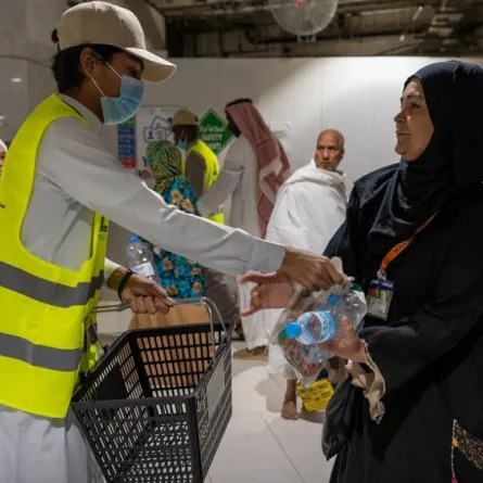 تقديم وجبات الإفطار للمعتمرين في المسجد الحرام. الصورة من رئاسة شؤون الحرمين