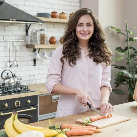 تمارين اليوغا تخفف من آلام الساقين الناتجة عن الوقوف في المطبخ- مصدر الصورة: موقع freepik