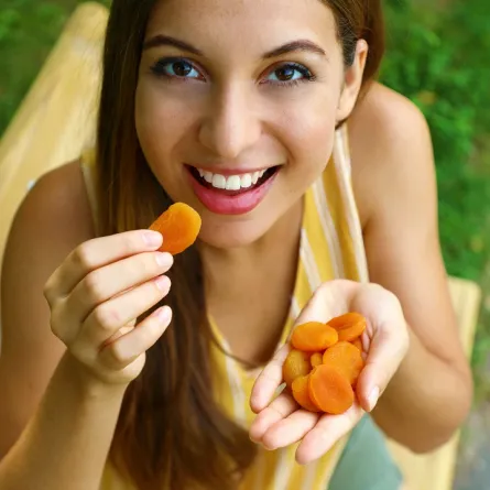 صورة لحامل تتناول المشمش المجفف