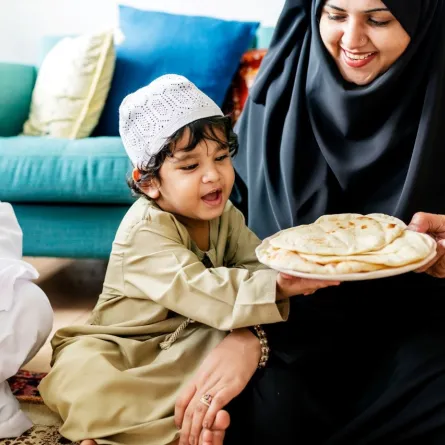 صورة لعائلة تتناول الطعام